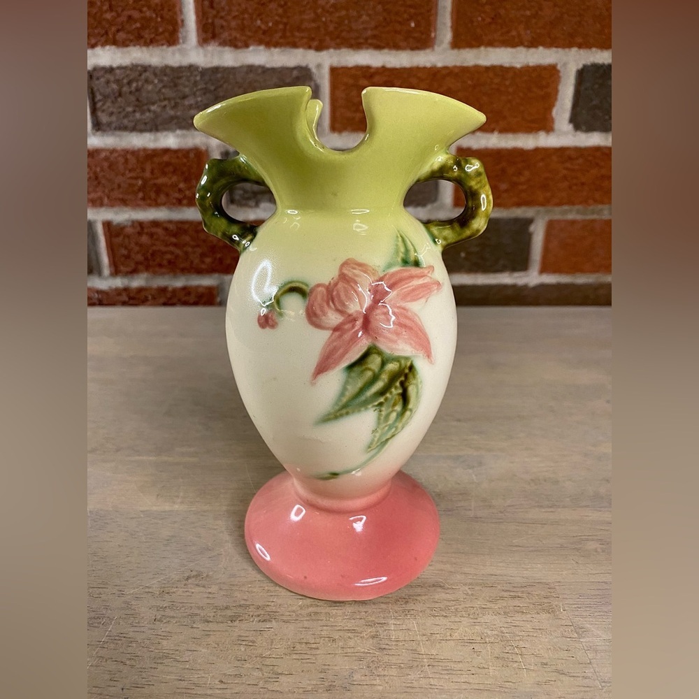 HULL USA 6 1/2 INCH WOODLAND PATTERN VASE W4 PINK & CHATREUSE COLOR - GOOD USED